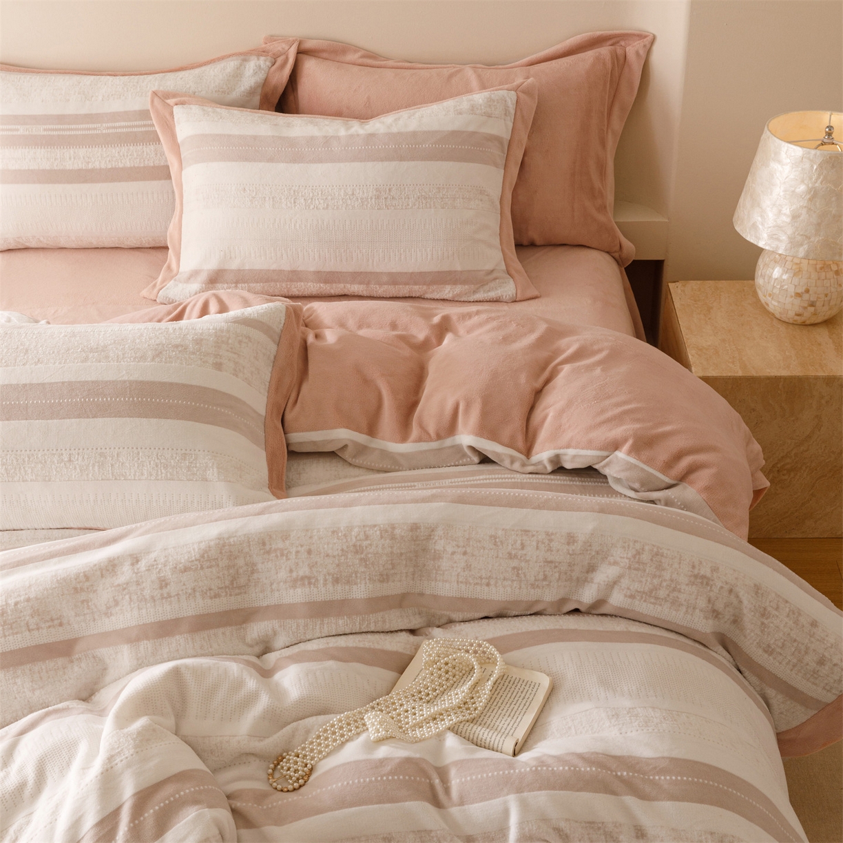 91家纺网 家纺一手货源 找家纺 趣色家纺 2025秋冬新款无印风宽边立体烂花牛奶绒四件套 简约人生-粉