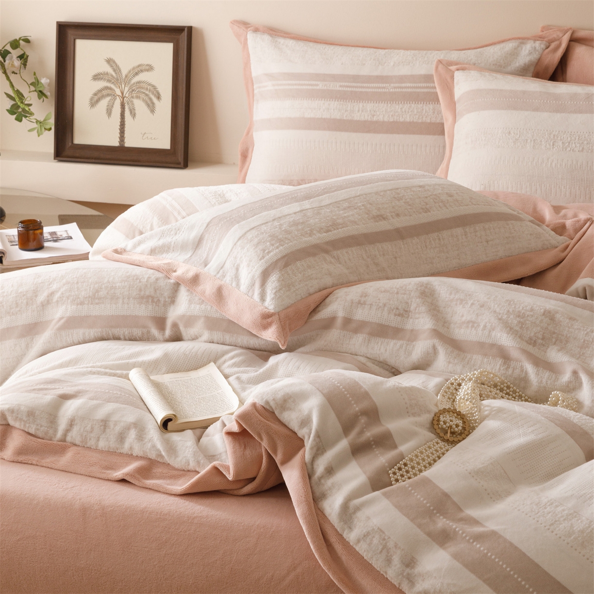 91家纺网 家纺一手货源 找家纺 趣色家纺 2025秋冬新款无印风宽边立体烂花牛奶绒四件套 简约人生-粉