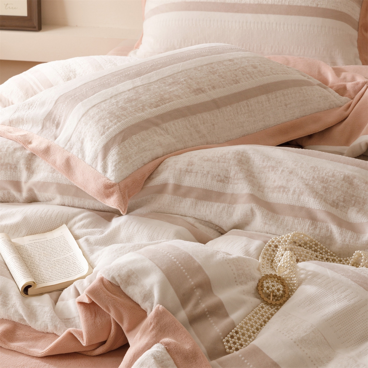 91家纺网 家纺一手货源 找家纺 趣色家纺 2025秋冬新款无印风宽边立体烂花牛奶绒四件套 简约人生-粉