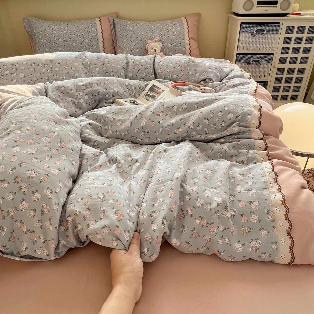 91家纺网 家纺一手货源 找家纺 暖芯优选 2025秋冬新品韩国小清新有氧提花人字纹双层纱全棉蕾丝花边加厚四件套 春雨绵绵-小花边