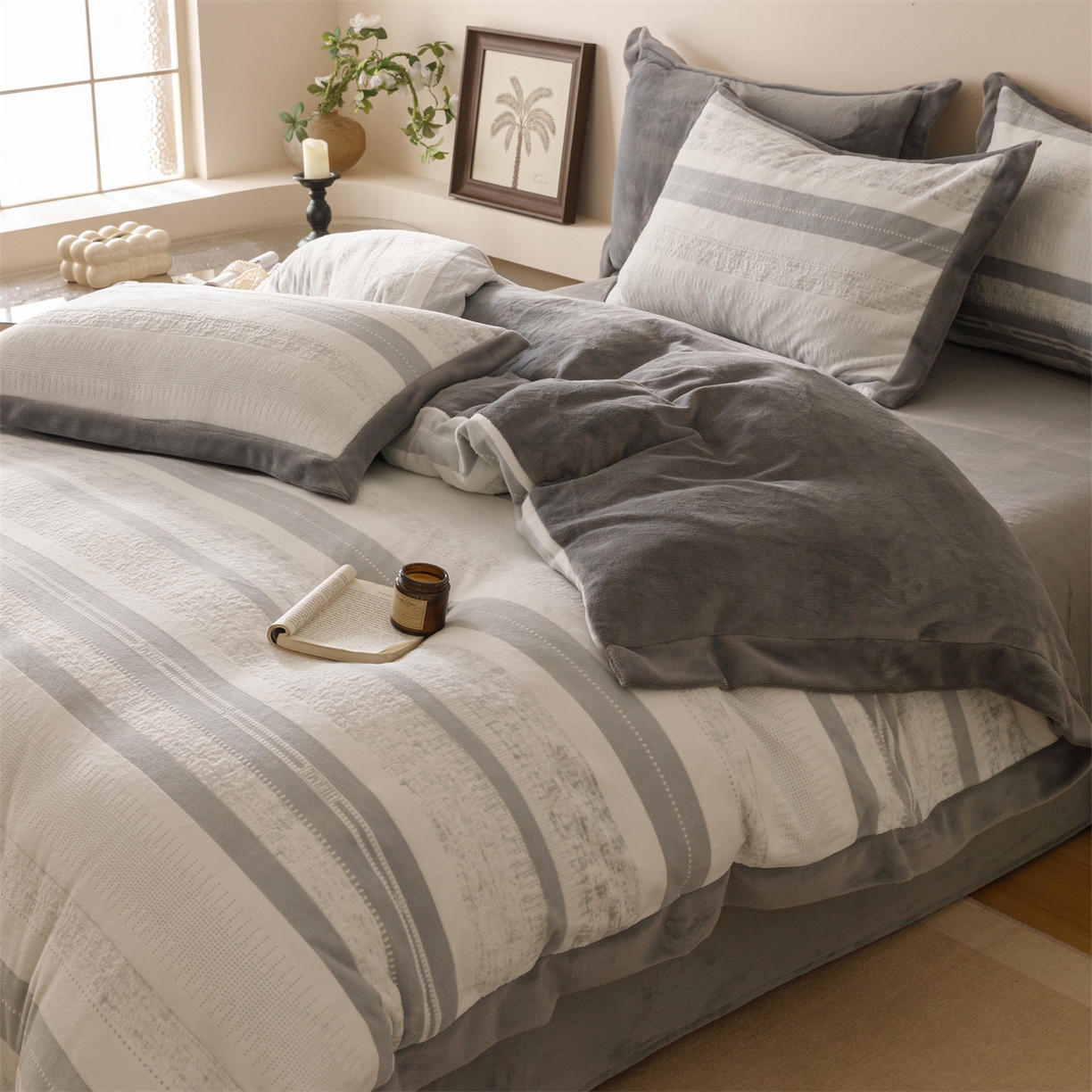 91家纺网 家纺一手货源 找家纺 趣色家纺 2025秋冬新款无印风宽边立体烂花牛奶绒四件套 简约人生-灰