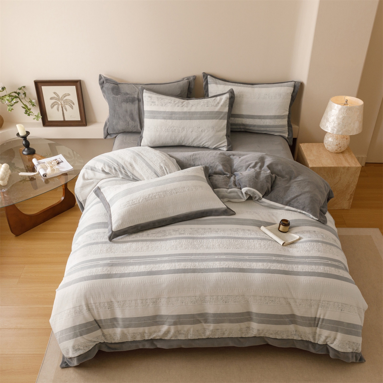 91家纺网 家纺一手货源 找家纺 趣色家纺 2025秋冬新款无印风宽边立体烂花牛奶绒四件套 简约人生-灰