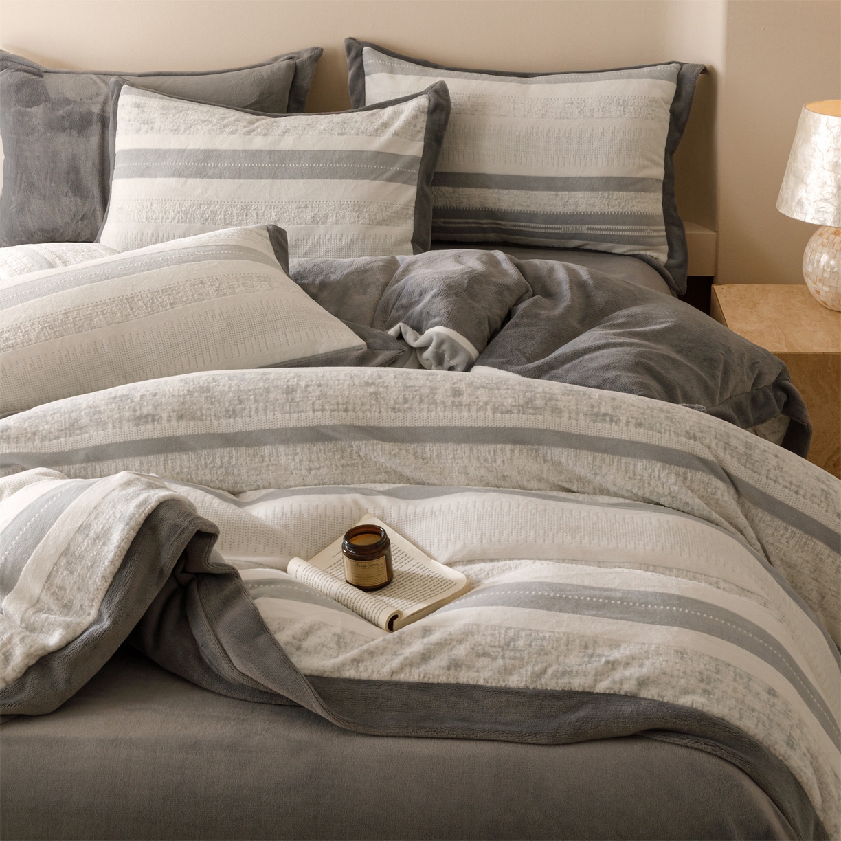 91家纺网 家纺一手货源 找家纺 趣色家纺 2025秋冬新款无印风宽边立体烂花牛奶绒四件套 简约人生-灰