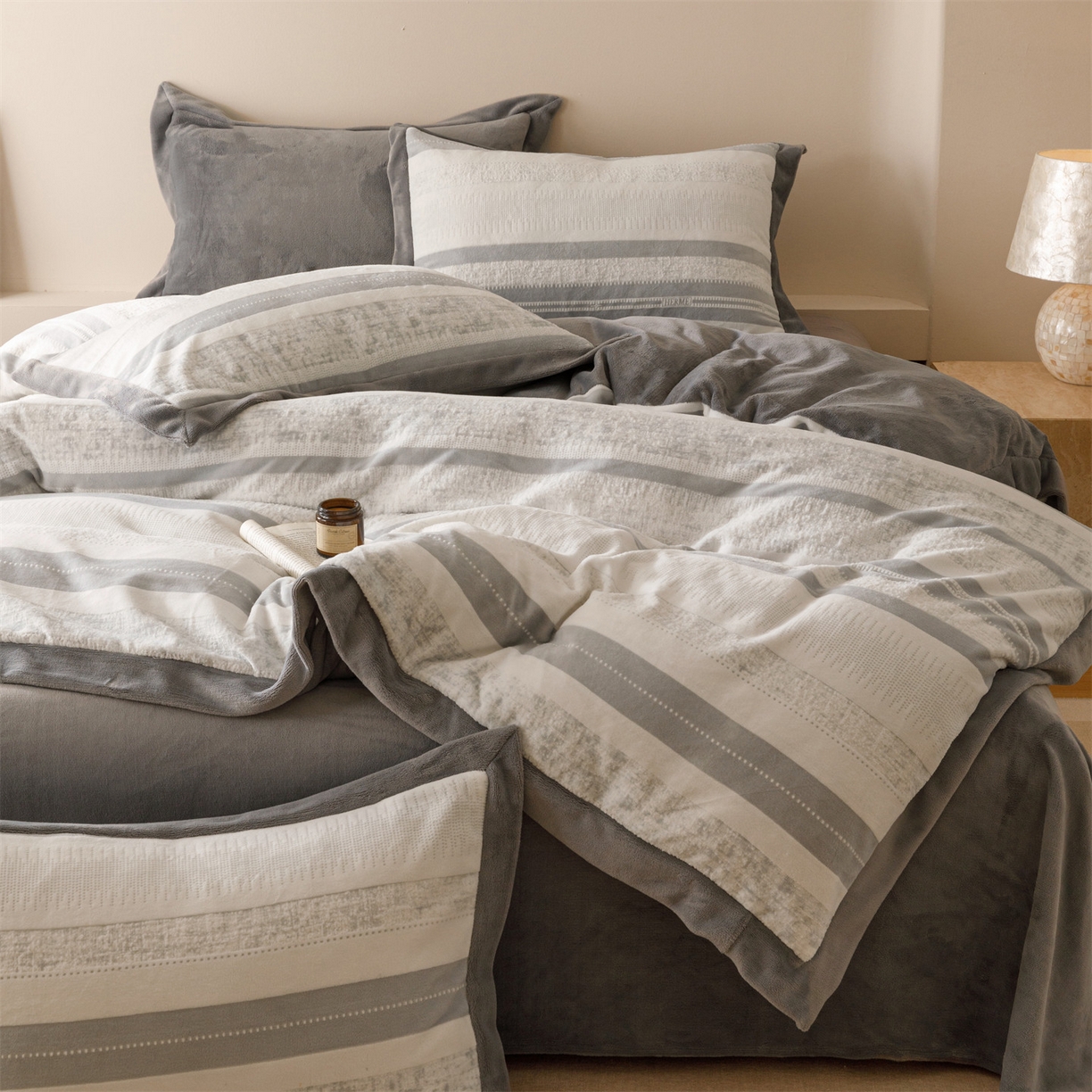 91家纺网 家纺一手货源 找家纺 趣色家纺 2025秋冬新款无印风宽边立体烂花牛奶绒四件套 简约人生-灰