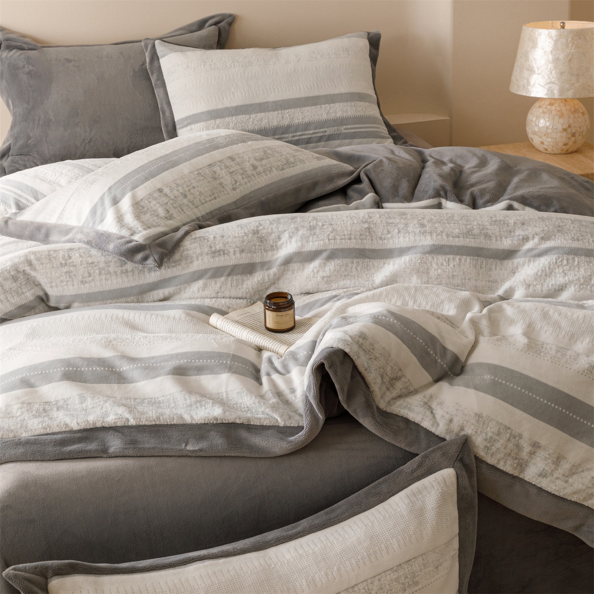 91家纺网 家纺一手货源 找家纺 趣色家纺 2025秋冬新款无印风宽边立体烂花牛奶绒四件套 简约人生-灰