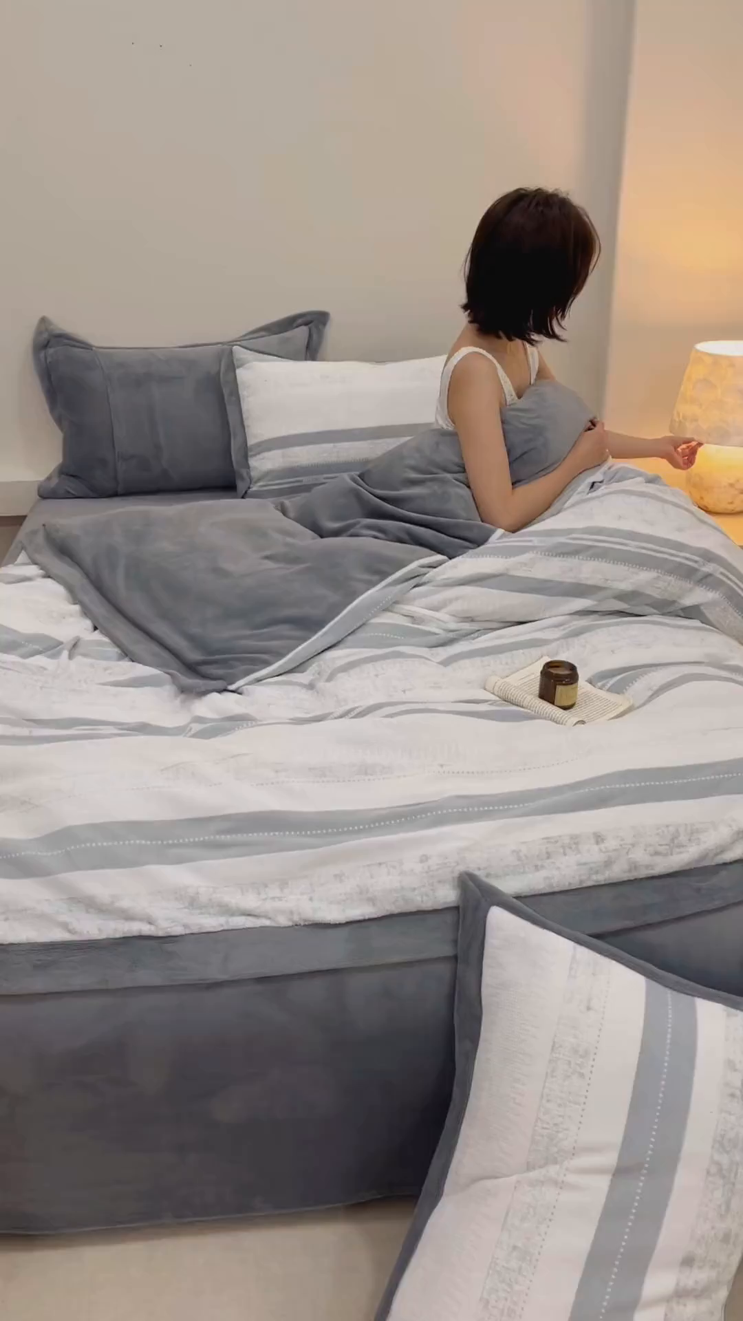 91家纺网 家纺一手货源 找家纺 趣色家纺 2025秋冬新款无印风宽边立体烂花牛奶绒四件套 简约人生-灰