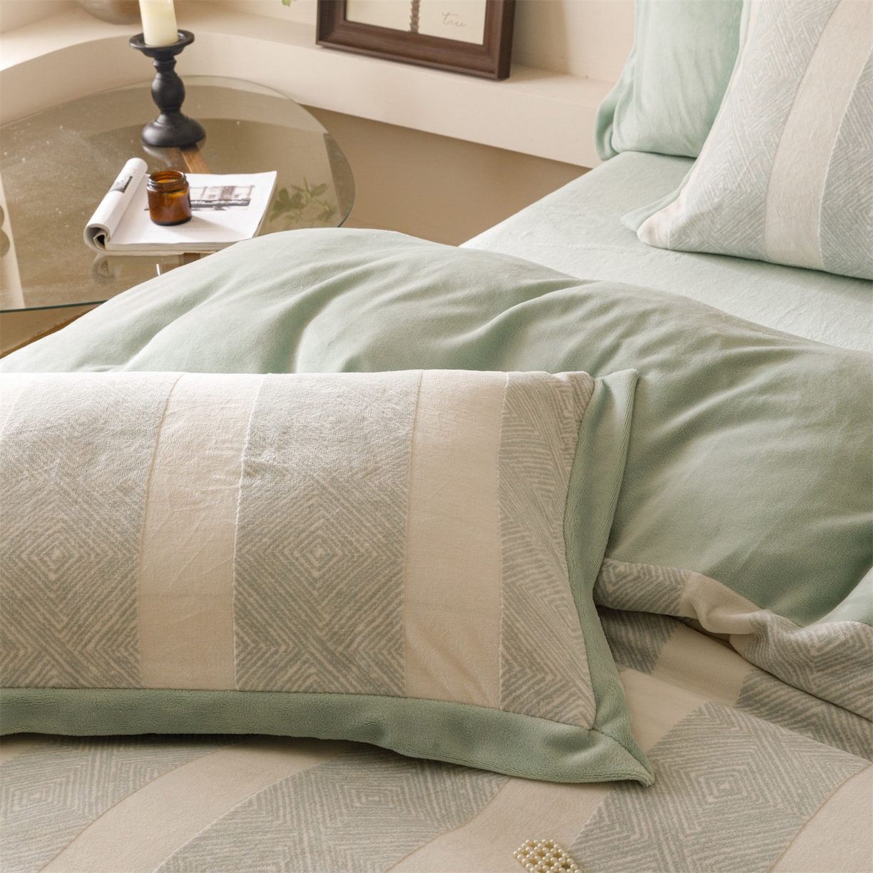 91家纺网 家纺一手货源 找家纺 趣色家纺 2025秋冬新款无印风宽边立体烂花牛奶绒四件套 简约人生-绿