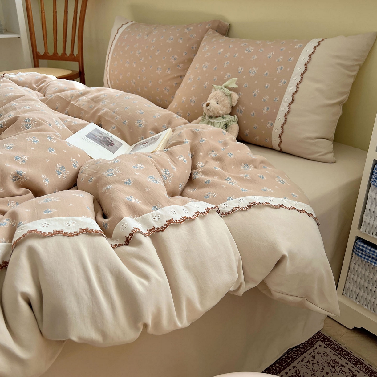 91家纺网 家纺一手货源 找家纺 暖芯优选 2025秋冬新品韩国小清新有氧提花人字纹双层纱全棉蕾丝花边加厚四件套 清风序语-小花边