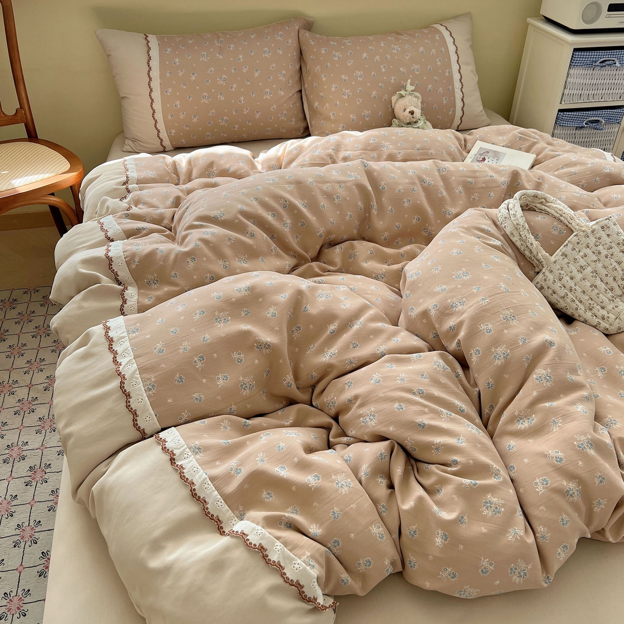 91家纺网 家纺一手货源 找家纺 暖芯优选 2025秋冬新品韩国小清新有氧提花人字纹双层纱全棉蕾丝花边加厚四件套 清风序语-小花边