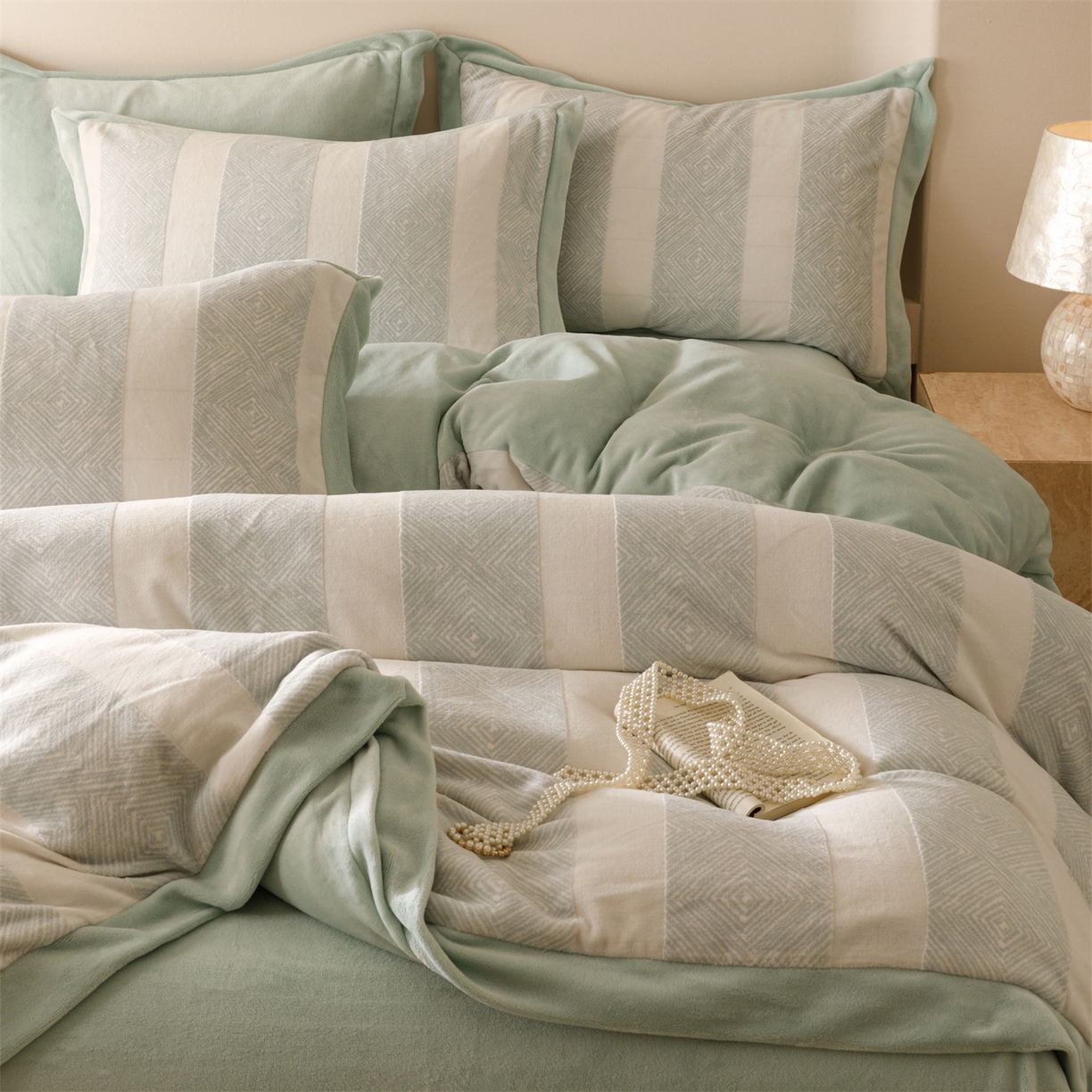 91家纺网 家纺一手货源 找家纺 趣色家纺 2025秋冬新款无印风宽边立体烂花牛奶绒四件套 简约人生-绿