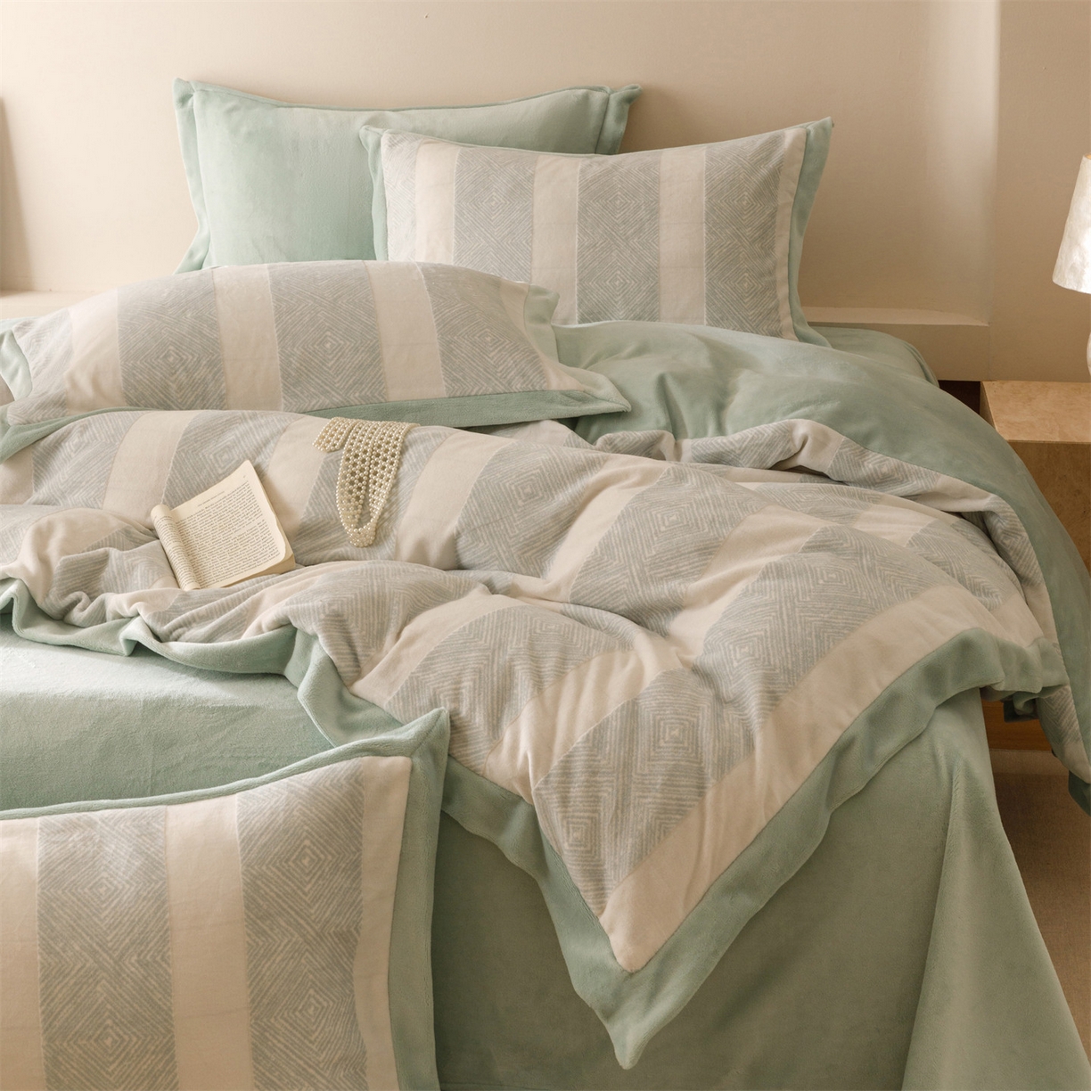 91家纺网 家纺一手货源 找家纺 趣色家纺 2025秋冬新款无印风宽边立体烂花牛奶绒四件套 简约人生-绿