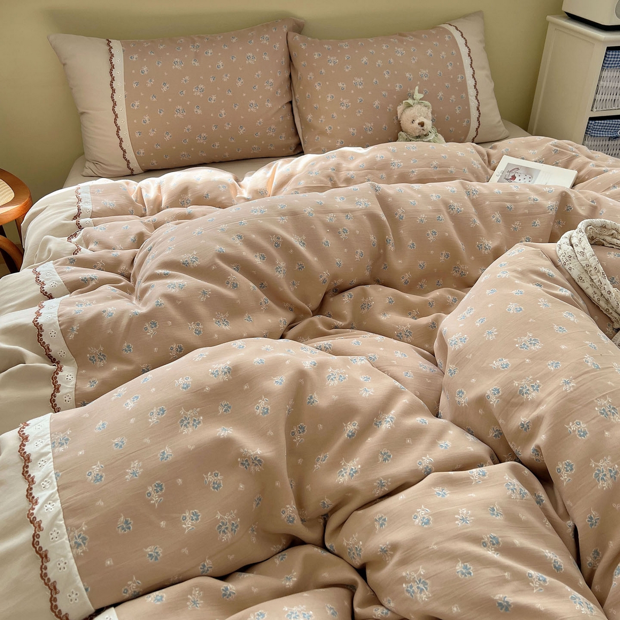 91家纺网 家纺一手货源 找家纺 暖芯优选 2025秋冬新品韩国小清新有氧提花人字纹双层纱全棉蕾丝花边加厚四件套 清风序语-小花边