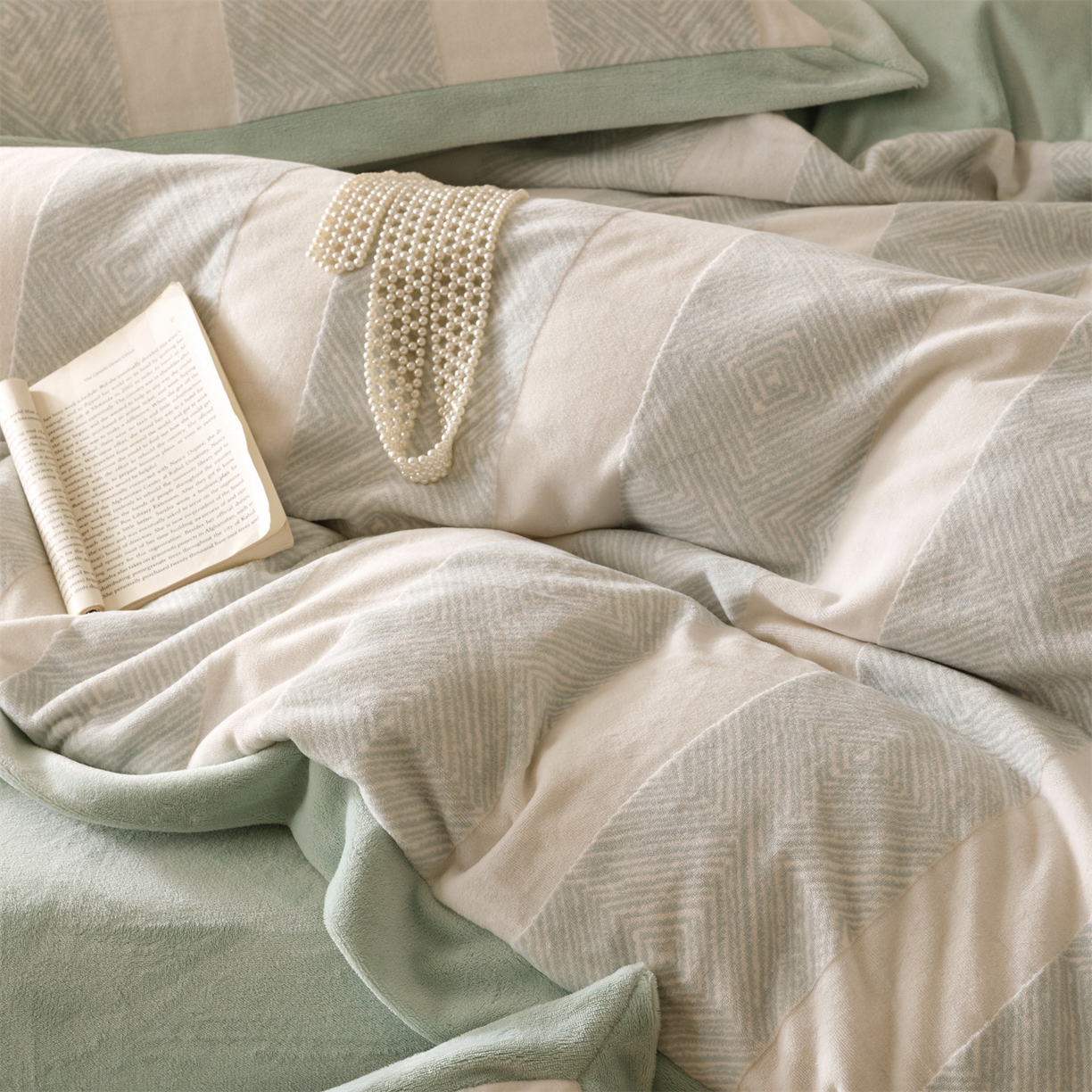 91家纺网 家纺一手货源 找家纺 趣色家纺 2025秋冬新款无印风宽边立体烂花牛奶绒四件套 简约人生-绿