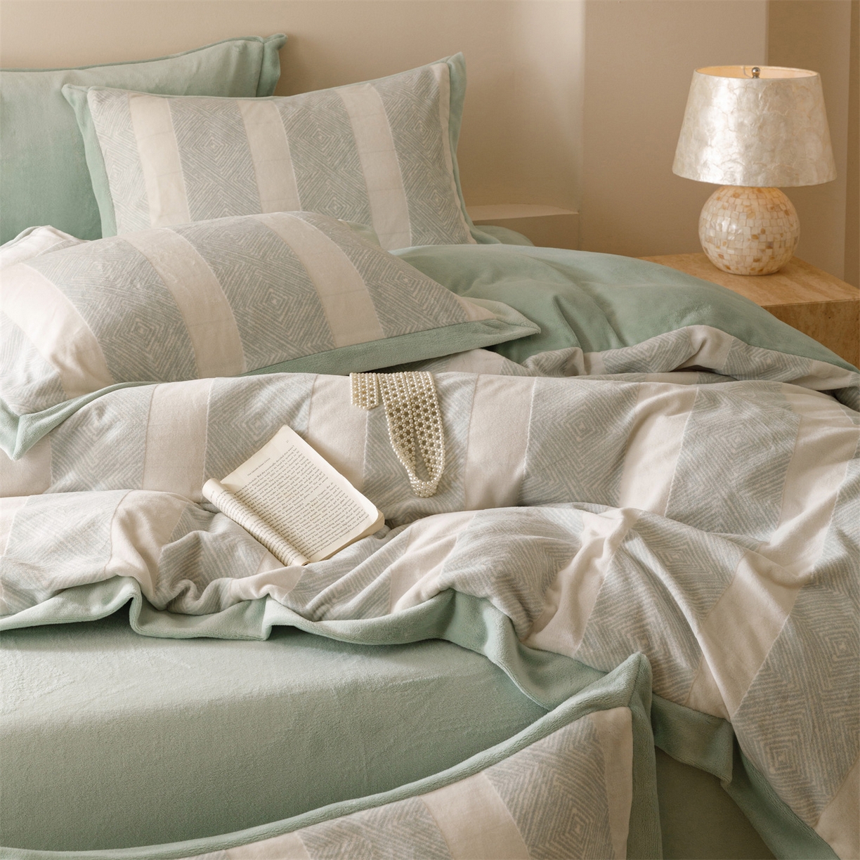 91家纺网 家纺一手货源 找家纺 趣色家纺 2025秋冬新款无印风宽边立体烂花牛奶绒四件套 简约人生-绿