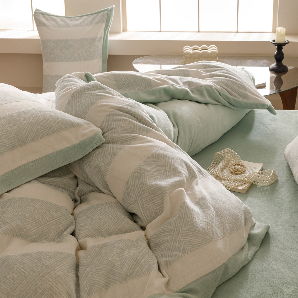 91家纺网 家纺一手货源 找家纺 趣色家纺 2025秋冬新款无印风宽边立体烂花牛奶绒四件套 简约人生-绿