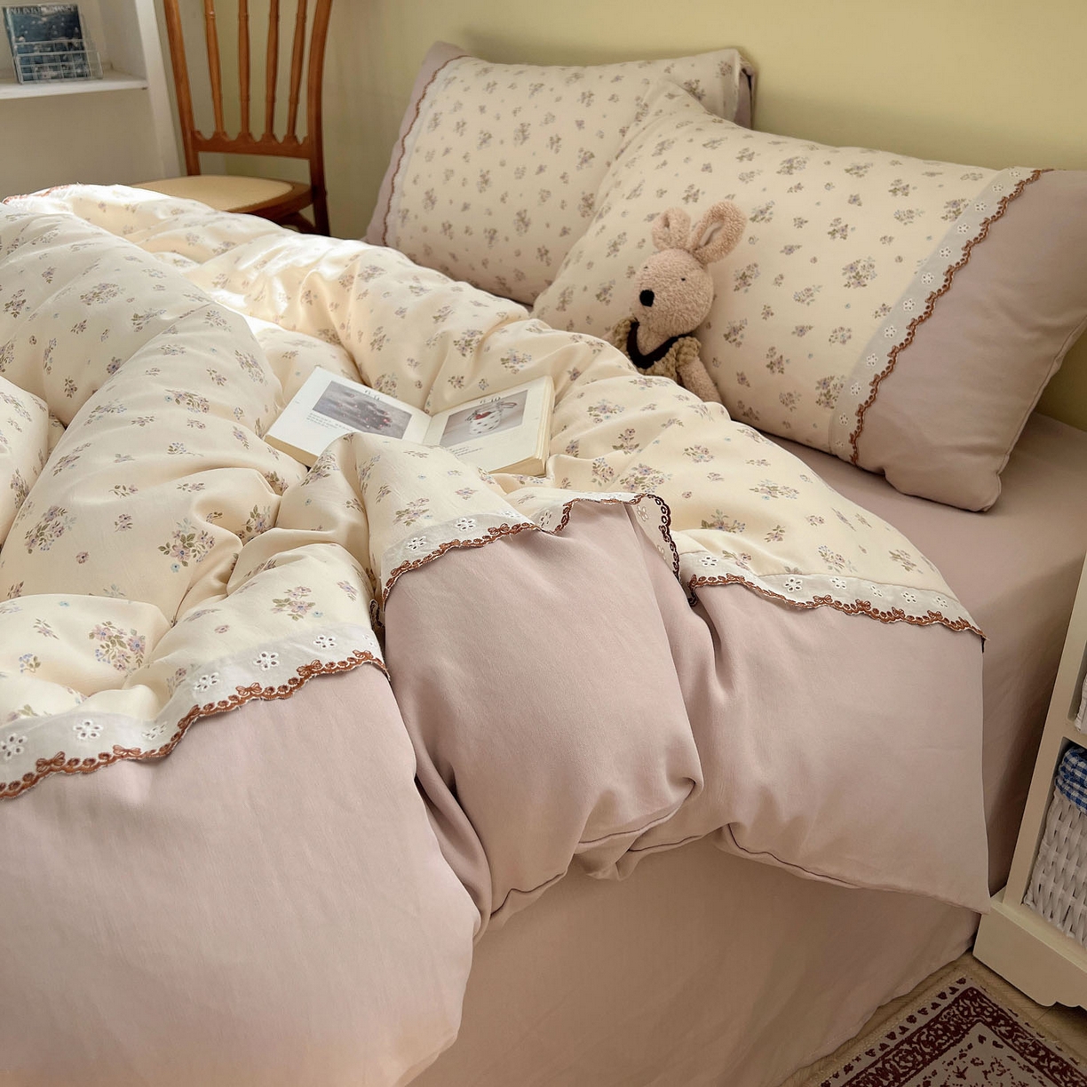 91家纺网 家纺一手货源 找家纺 暖芯优选 2025秋冬新品韩国小清新有氧提花人字纹双层纱全棉蕾丝花边加厚四件套 栀子花信-小花边