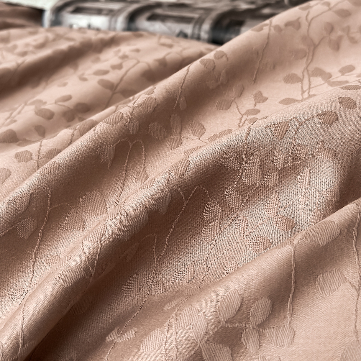 91家纺网 家纺一手货源 找家纺 舒慕家纺 2025新款100支长绒棉浮雕提花四件套 雨沫风铃