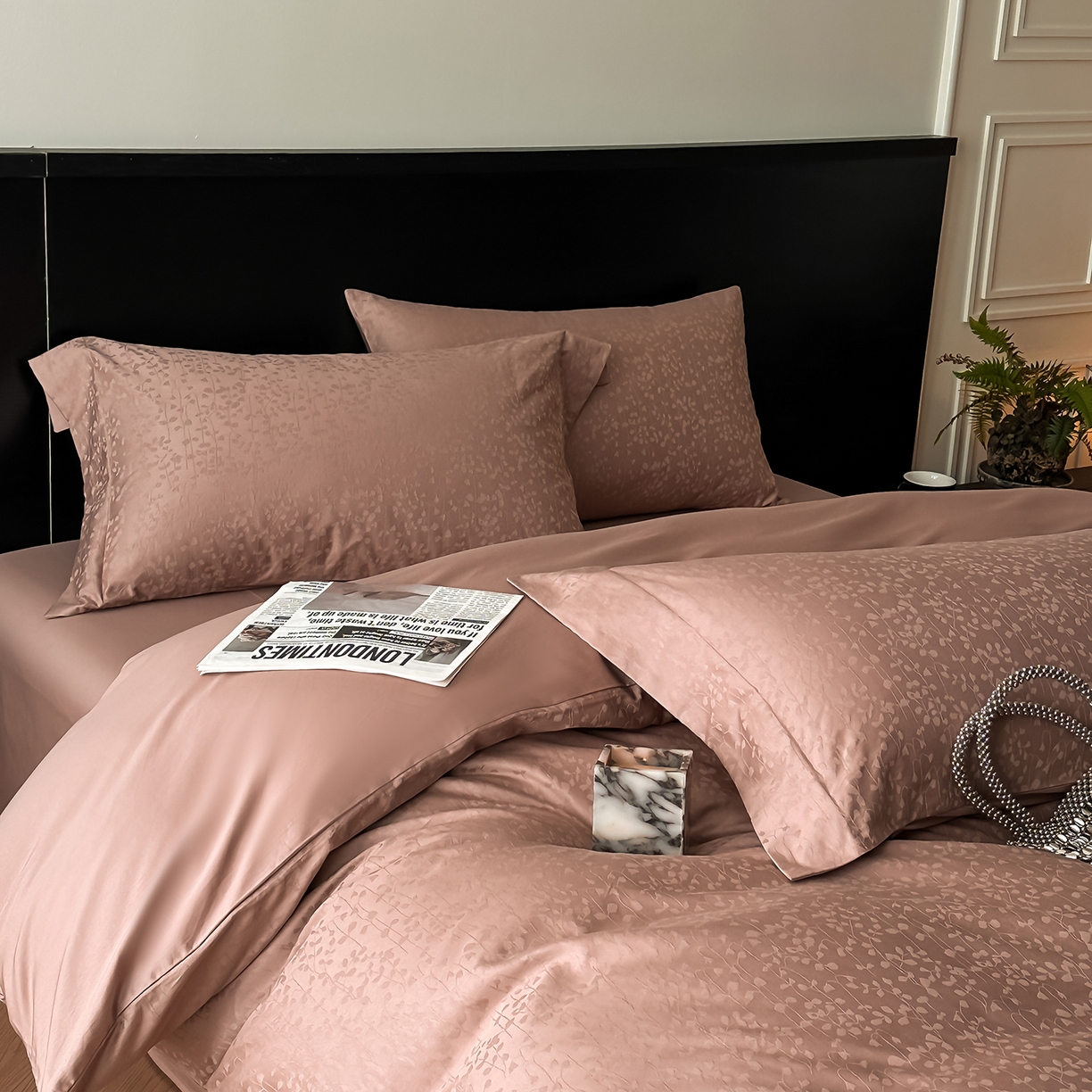 91家纺网 家纺一手货源 找家纺 舒慕家纺 2025新款100支长绒棉浮雕提花四件套 雨沫风铃