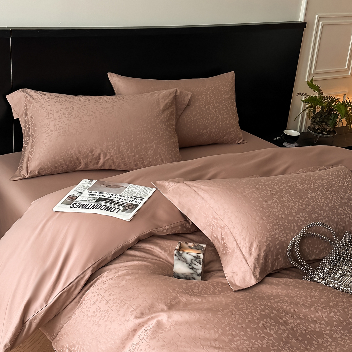 91家纺网 家纺一手货源 找家纺 舒慕家纺 2025新款100支长绒棉浮雕提花四件套 雨沫风铃