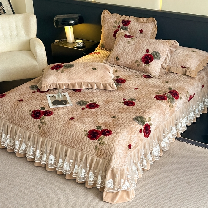 91家纺网 家纺一手货源 找家纺 （总）首选家纺 2025新款直播热款双层蕾丝花边牛奶绒印花床盖四件套床盖单件三件套