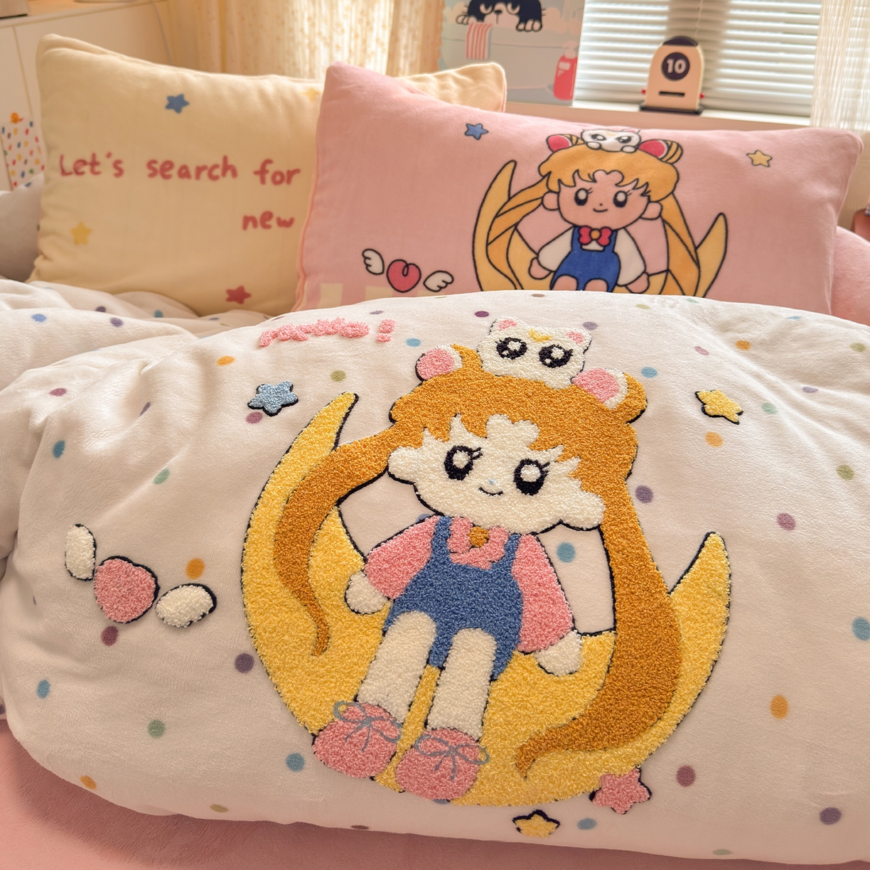 91家纺网 家纺一手货源 找家纺 罗亿家纺 2025新款高克重200g牛奶绒数码印花毛巾绣卡通四件套（小红书推荐）提供买家秀 月光美少女