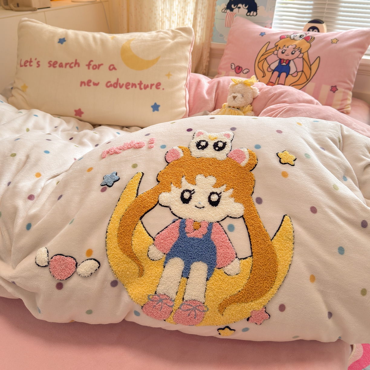 91家纺网 家纺一手货源 找家纺 罗亿家纺 2025新款高克重200g牛奶绒数码印花毛巾绣卡通四件套（小红书推荐）提供买家秀 月光美少女