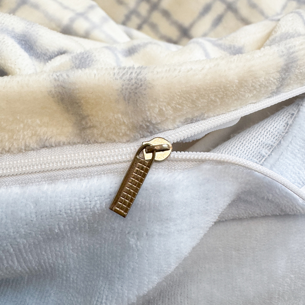 91家纺网 家纺一手货源 找家纺 罗亿家纺 2025新款高克重200g牛奶绒数码印花毛巾绣卡通四件套（小红书推荐）提供买家秀 雪纳瑞爱甜甜圈