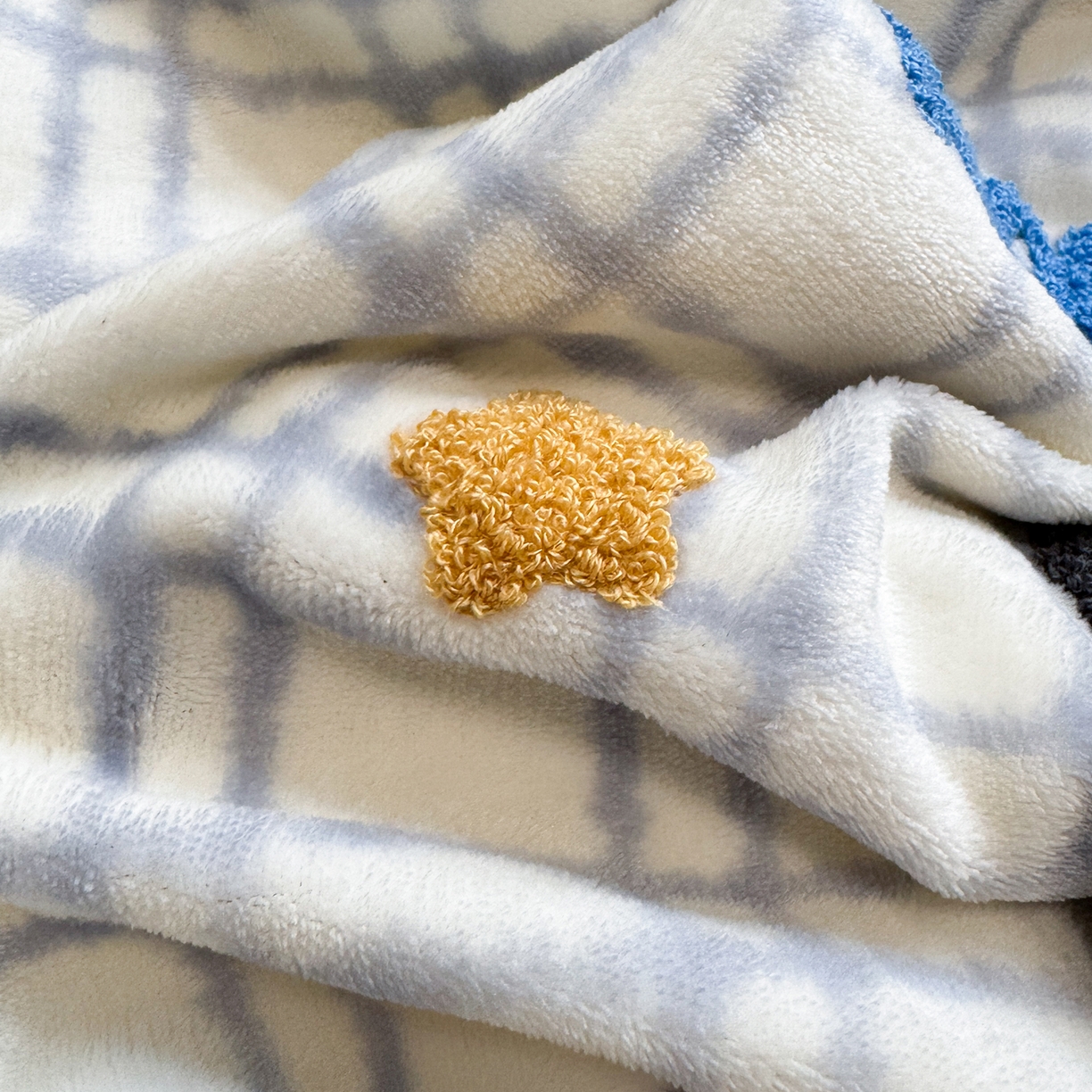 91家纺网 家纺一手货源 找家纺 罗亿家纺 2025新款高克重200g牛奶绒数码印花毛巾绣卡通四件套（小红书推荐）提供买家秀 雪纳瑞爱甜甜圈