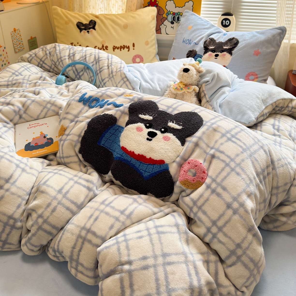 91家纺网 家纺一手货源 找家纺 罗亿家纺 2025新款高克重200g牛奶绒数码印花毛巾绣卡通四件套（小红书推荐）提供买家秀 雪纳瑞爱甜甜圈