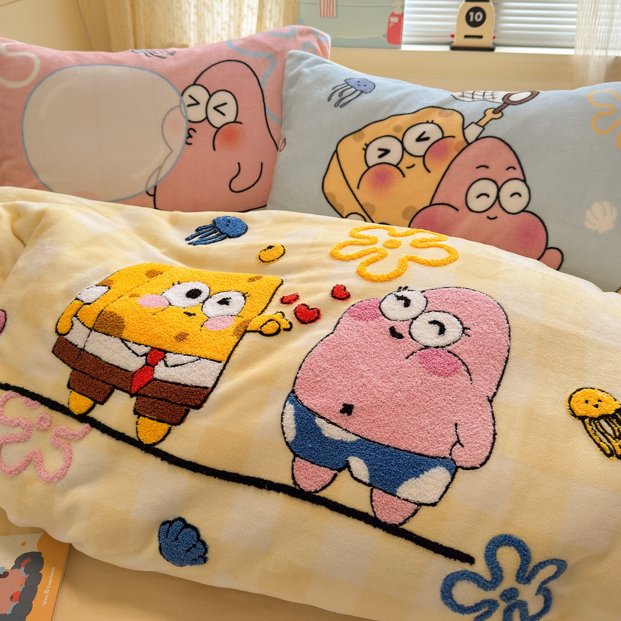 91家纺网 家纺一手货源 找家纺 罗亿家纺 2025新款高克重200g牛奶绒数码印花毛巾绣卡通四件套（小红书推荐）提供买家秀 黄宝宝和粉星星