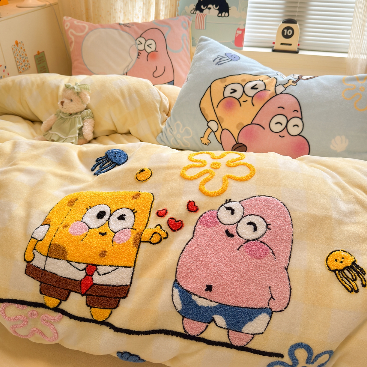 91家纺网 家纺一手货源 找家纺 罗亿家纺 2025新款高克重200g牛奶绒数码印花毛巾绣卡通四件套（小红书推荐）提供买家秀 黄宝宝和粉星星