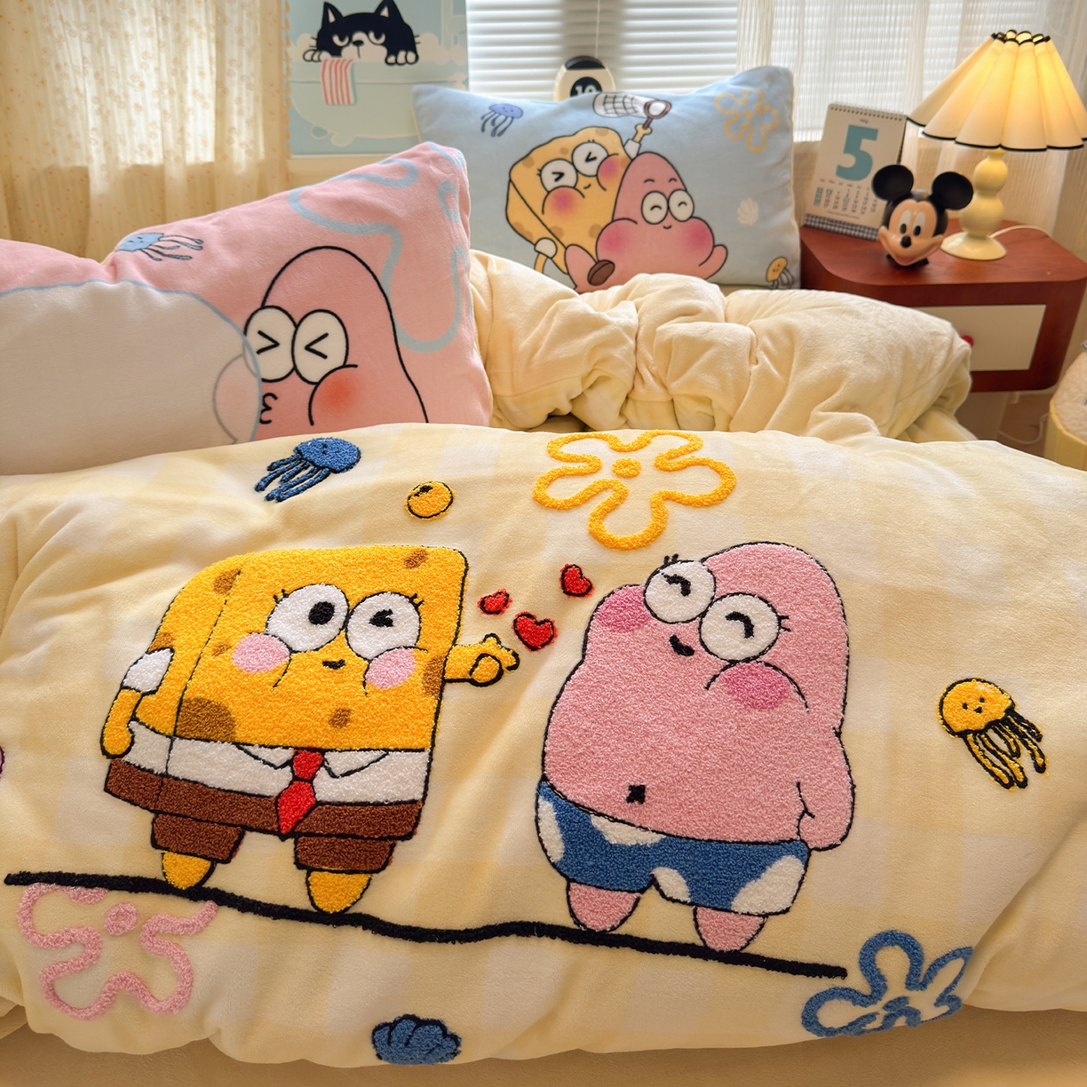 91家纺网 家纺一手货源 找家纺 罗亿家纺 2025新款高克重200g牛奶绒数码印花毛巾绣卡通四件套（小红书推荐）提供买家秀 黄宝宝和粉星星