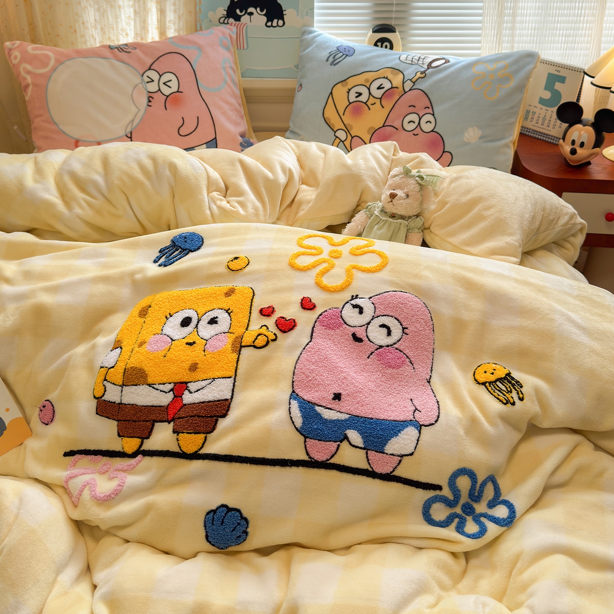 91家纺网 家纺一手货源 找家纺 罗亿家纺 2025新款高克重200g牛奶绒数码印花毛巾绣卡通四件套（小红书推荐）提供买家秀 黄宝宝和粉星星