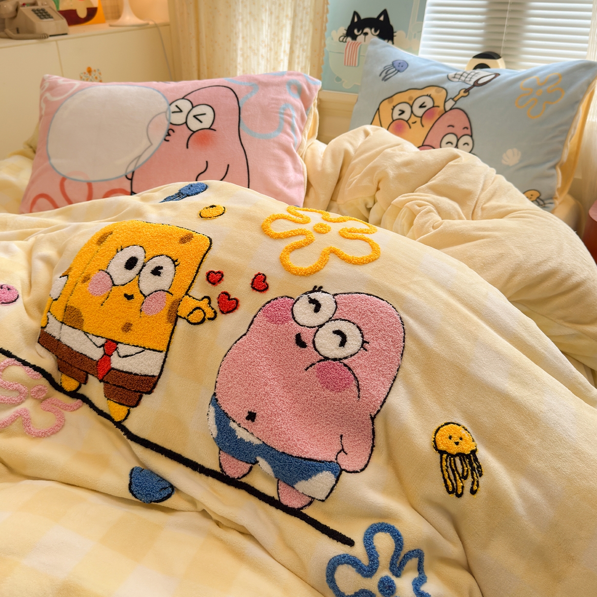 91家纺网 家纺一手货源 找家纺 罗亿家纺 2025新款高克重200g牛奶绒数码印花毛巾绣卡通四件套（小红书推荐）提供买家秀 黄宝宝和粉星星