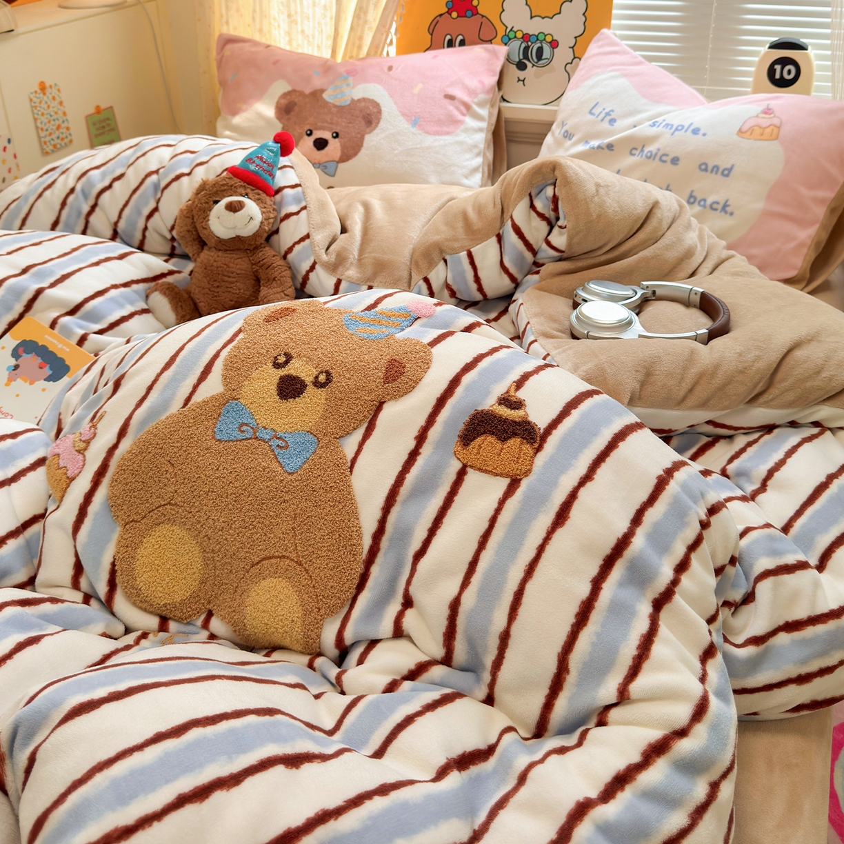 91家纺网 家纺一手货源 找家纺 罗亿家纺 2025新款高克重200g牛奶绒数码印花毛巾绣卡通四件套（小红书推荐）提供买家秀 小熊的甜品日记