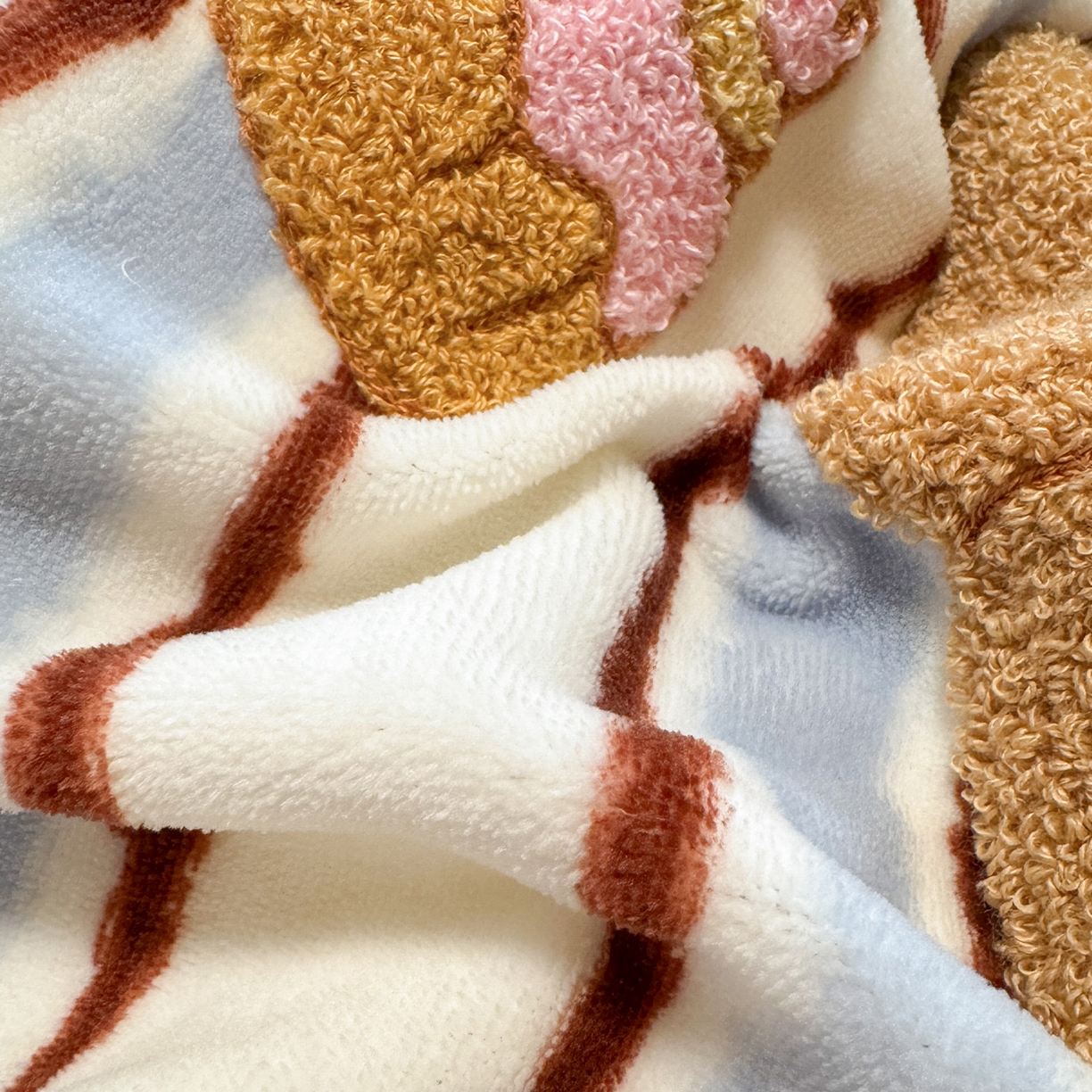 91家纺网 家纺一手货源 找家纺 罗亿家纺 2025新款高克重200g牛奶绒数码印花毛巾绣卡通四件套（小红书推荐）提供买家秀 小熊的甜品日记