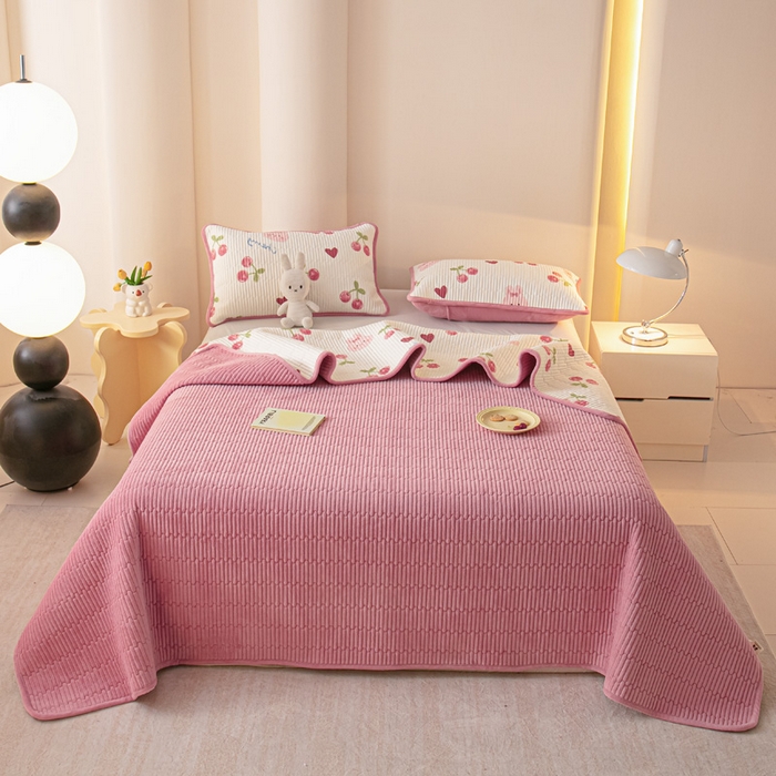 91家纺网 家纺一手货源 找家纺 恒尚居 2025新款全棉牛奶绒床盖四季可用纯棉夹棉床单床褥垫三件套-秋冬款系列二 樱桃粉兔【A纯棉-B牛奶绒】