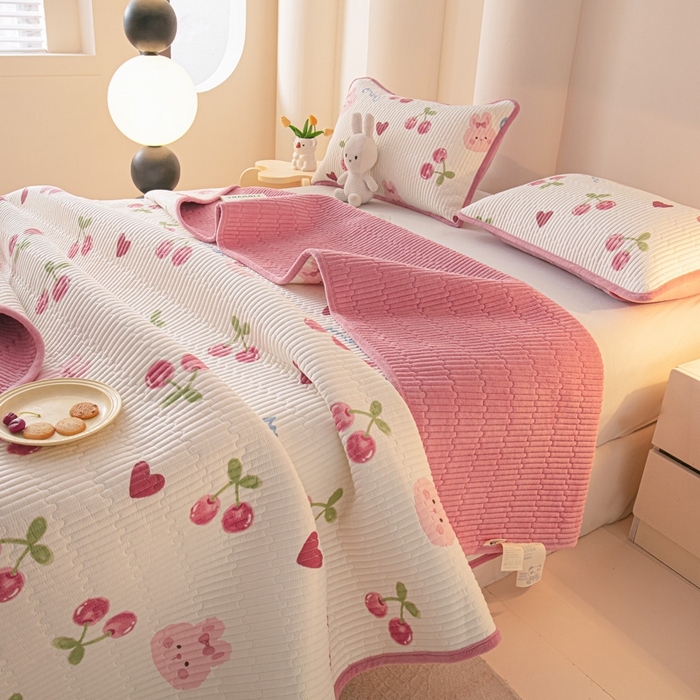 91家纺网 家纺一手货源 找家纺 恒尚居 2025新款全棉牛奶绒床盖四季可用纯棉夹棉床单床褥垫三件套-秋冬款系列二 樱桃粉兔【A纯棉-B牛奶绒】