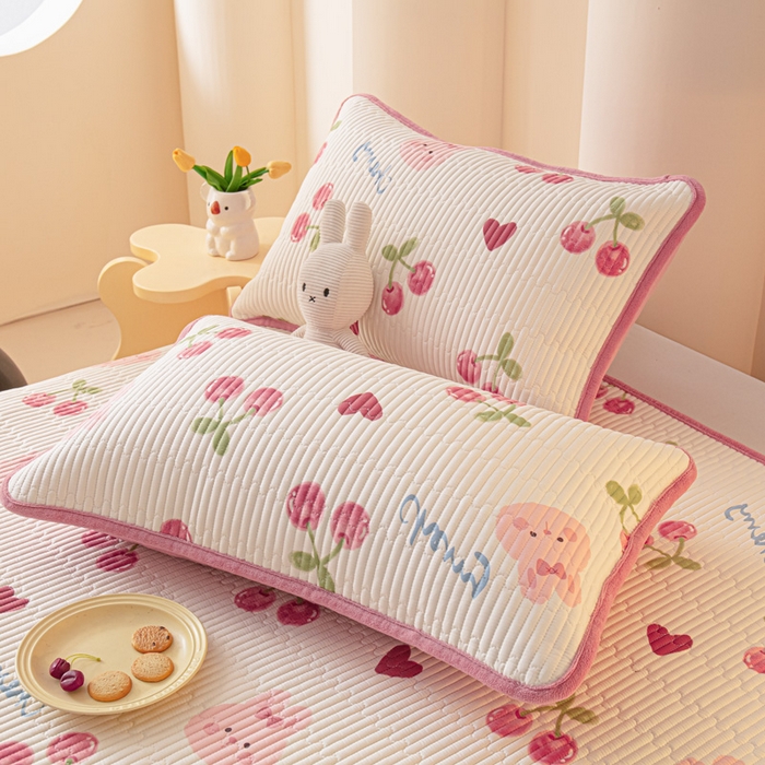 91家纺网 家纺一手货源 找家纺 恒尚居 2025新款全棉牛奶绒床盖四季可用纯棉夹棉床单床褥垫三件套-秋冬款系列二 樱桃粉兔【A纯棉-B牛奶绒】