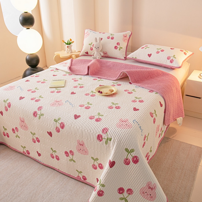 91家纺网 家纺一手货源 找家纺 恒尚居 2025新款全棉牛奶绒床盖四季可用纯棉夹棉床单床褥垫三件套-秋冬款系列二 樱桃粉兔【A纯棉-B牛奶绒】