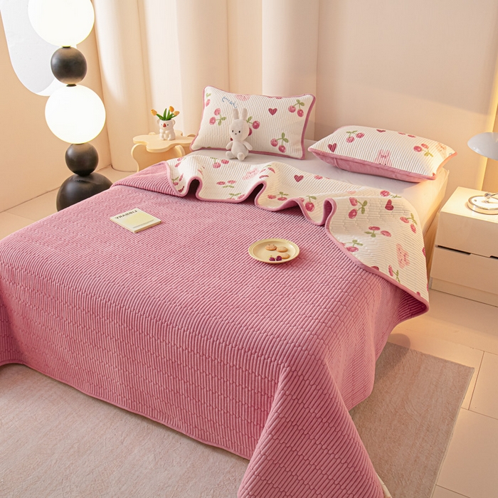 91家纺网 家纺一手货源 找家纺 恒尚居 2025新款全棉牛奶绒床盖四季可用纯棉夹棉床单床褥垫三件套-秋冬款系列二 樱桃粉兔【A纯棉-B牛奶绒】