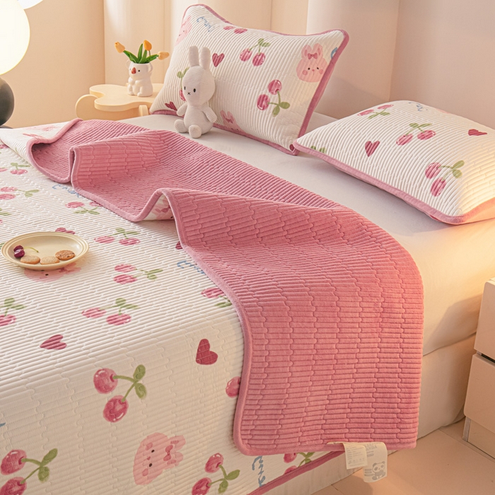 91家纺网 家纺一手货源 找家纺 恒尚居 2025新款全棉牛奶绒床盖四季可用纯棉夹棉床单床褥垫三件套-秋冬款系列二 樱桃粉兔【A纯棉-B牛奶绒】