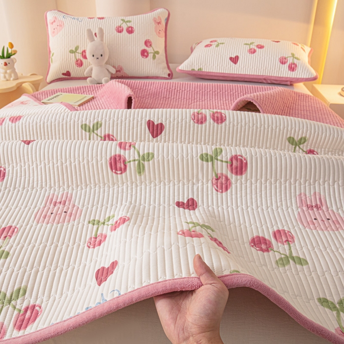 91家纺网 家纺一手货源 找家纺 恒尚居 2025新款全棉牛奶绒床盖四季可用纯棉夹棉床单床褥垫三件套-秋冬款系列二 樱桃粉兔【A纯棉-B牛奶绒】