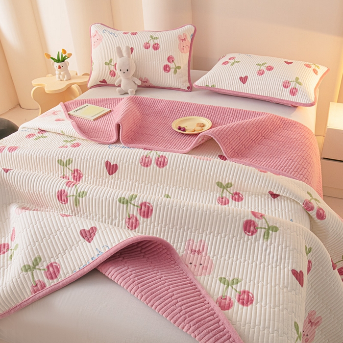 91家纺网 家纺一手货源 找家纺 恒尚居 2025新款全棉牛奶绒床盖四季可用纯棉夹棉床单床褥垫三件套-秋冬款系列二 樱桃粉兔【A纯棉-B牛奶绒】