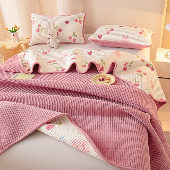 91家纺网 家纺一手货源 找家纺 恒尚居 2025新款全棉牛奶绒床盖四季可用纯棉夹棉床单床褥垫三件套-秋冬款系列二 樱桃粉兔【A纯棉-B牛奶绒】