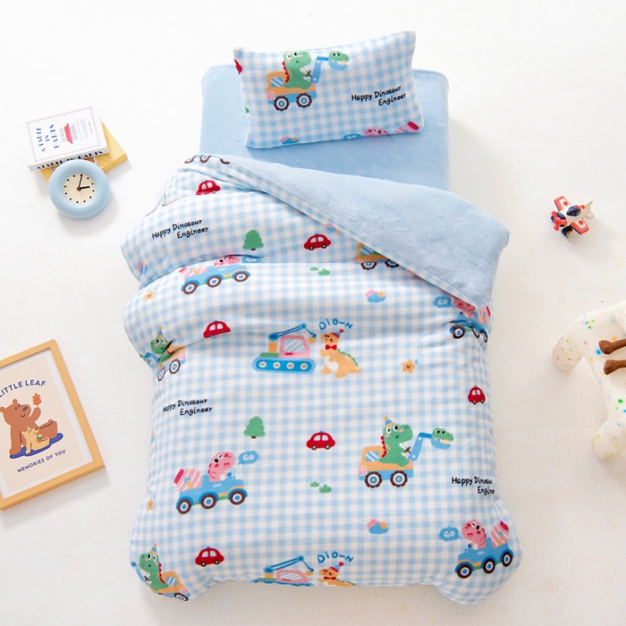 91家纺网 家纺一手货源 找家纺 鱼宝 2025新款小版牛奶绒幼儿园套件 恐龙车队