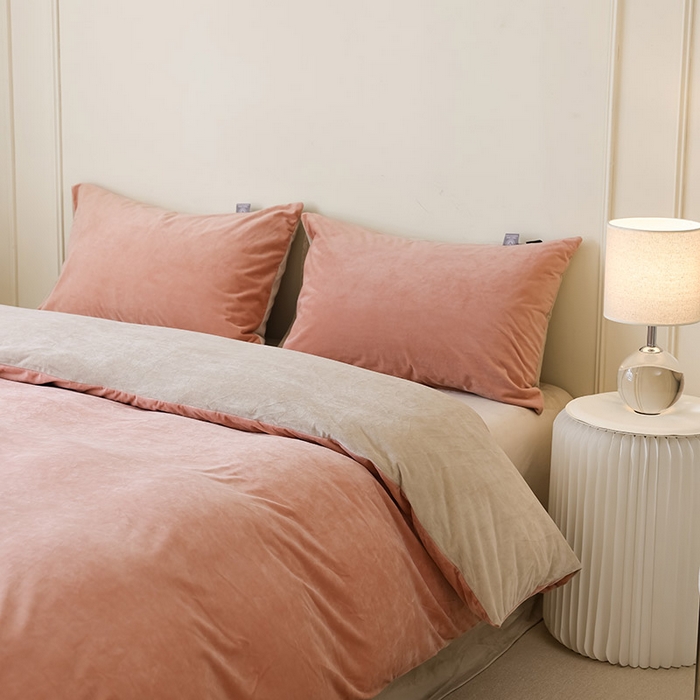 91家纺网 家纺一手货源 找家纺 ONE TWO ONE 121 新品【婴儿绒德芙绒四件套】2025毛毯被子四件套单件床单被套床笠珊瑚绒牛奶绒冬被法兰绒兔毛绒双拼款 双拼-柔粉奶杏