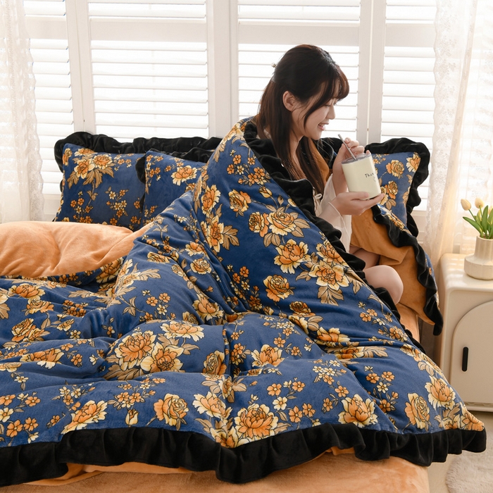 91家纺网 家纺一手货源 找家纺 千姿坊 2025新款韩版牛奶绒花边款四件套 2蓝庭序