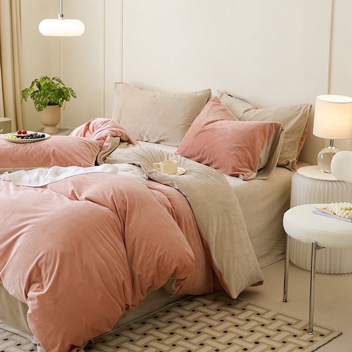 91家纺网 家纺一手货源 找家纺 ONE TWO ONE 121 新品【婴儿绒德芙绒四件套】2025毛毯被子四件套单件床单被套床笠珊瑚绒牛奶绒冬被法兰绒兔毛绒双拼款 双拼-柔粉奶杏