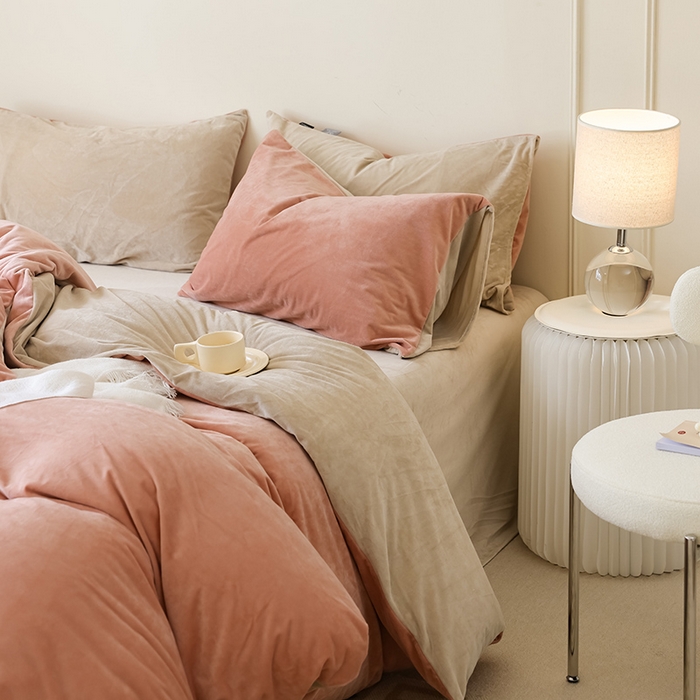 91家纺网 家纺一手货源 找家纺 ONE TWO ONE 121 新品【婴儿绒德芙绒四件套】2025毛毯被子四件套单件床单被套床笠珊瑚绒牛奶绒冬被法兰绒兔毛绒双拼款 双拼-柔粉奶杏